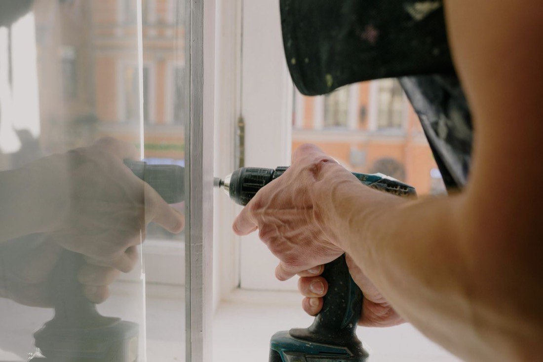 Kleinreparatur am Fenster mit dem Akkuschrauber